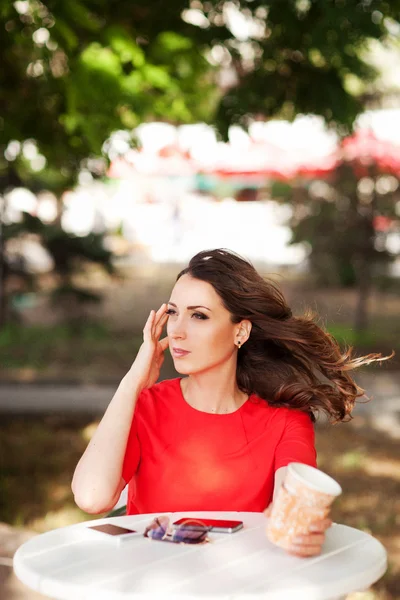 Bella giovane donna all'aperto. Godetevi la natura. sana sorridente ragazza in erba verde. — Foto Stock