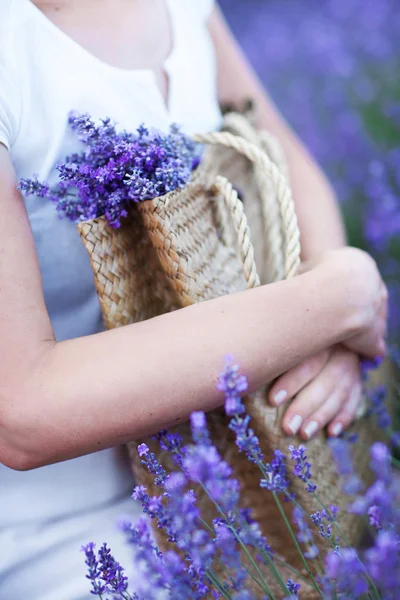 Mand met een lavendel in handen van meisje — Stockfoto