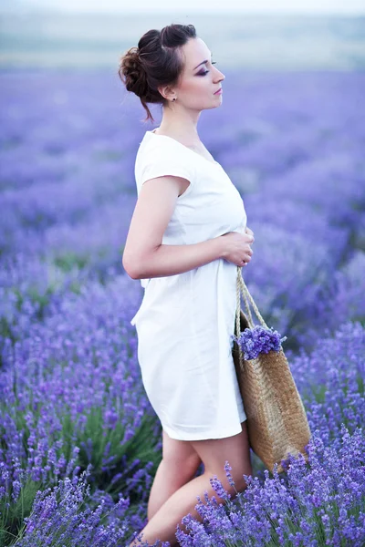 Dama romántica en el campo de lavanda — Foto de Stock