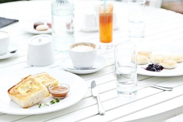 Pequeno-almoço delicioso na varanda — Fotografia de Stock