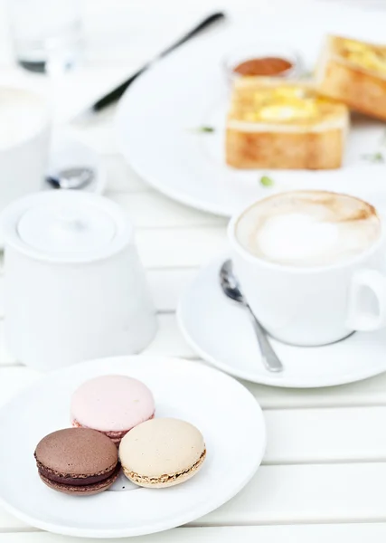 Macarons with cappuccino — Stock Photo, Image