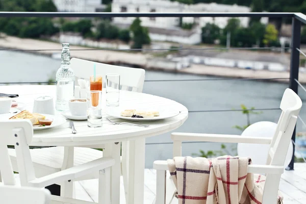 Mumsig frukost på balkongen — Stockfoto