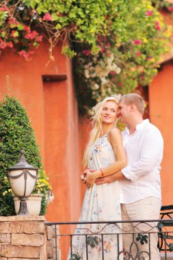 Genç çift hassasiyet kucaklayan ve Restoran İtalya öpüşme.