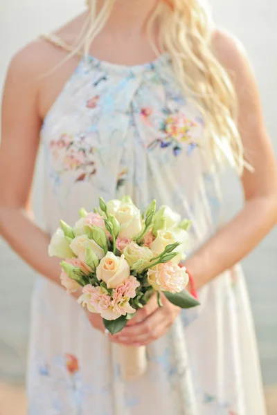 Ramo de boda beige y blanco de rosas en las manos de la novia —  Fotos de Stock
