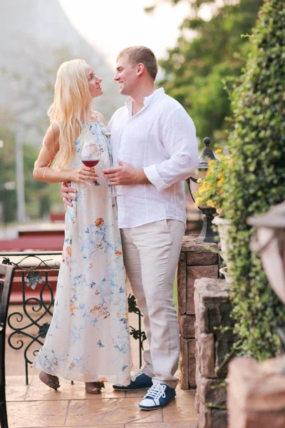 Coppia bere vino in caffè in città — Foto Stock