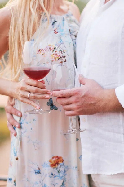 Casal beber vinho no café na cidade — Fotografia de Stock