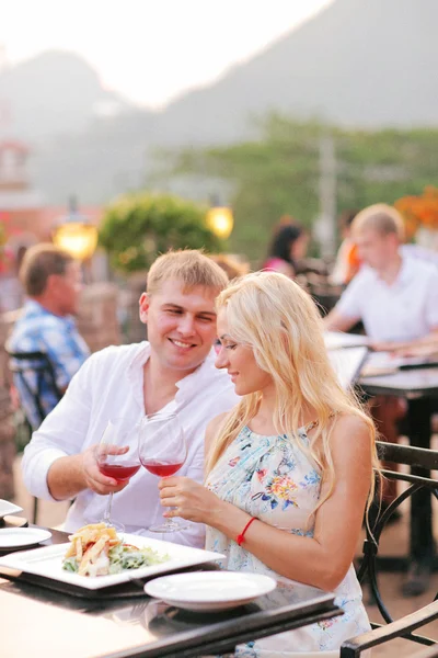 Belo casal comendo no restaurante lá fora — Fotografia de Stock