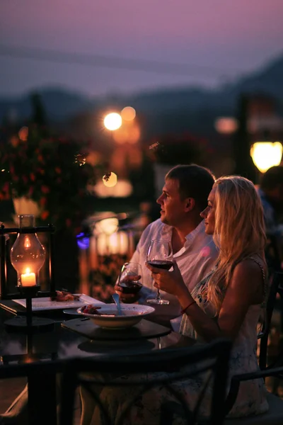 Beautiful couple eating at restaurant outside — Stock Photo, Image