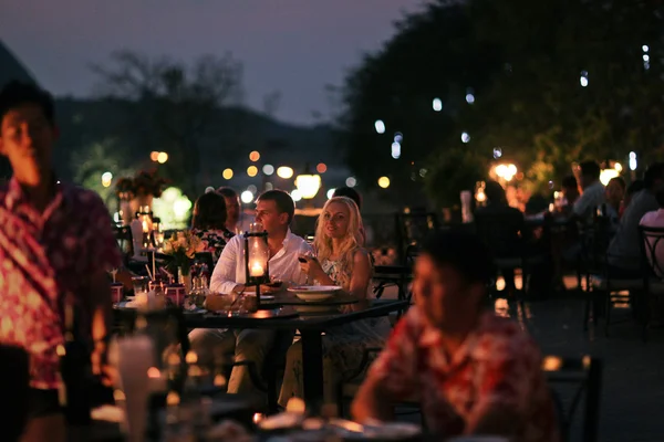 Beau couple manger au restaurant à l'extérieur Image En Vente