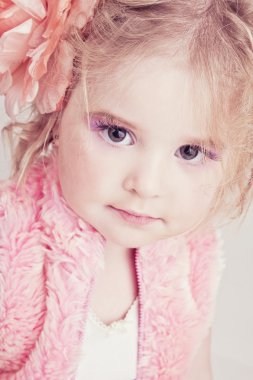 güzel sarışın genç kadın stüdyoda poz kıvırcık saçlı çocuk