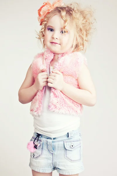 Vackra unga blonda kvinnliga barn med lockigt hår poserar i studio — Stockfoto