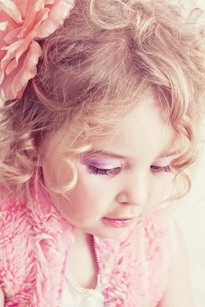 Vackra unga blonda kvinnliga barn med lockigt hår poserar i studio — Stockfoto
