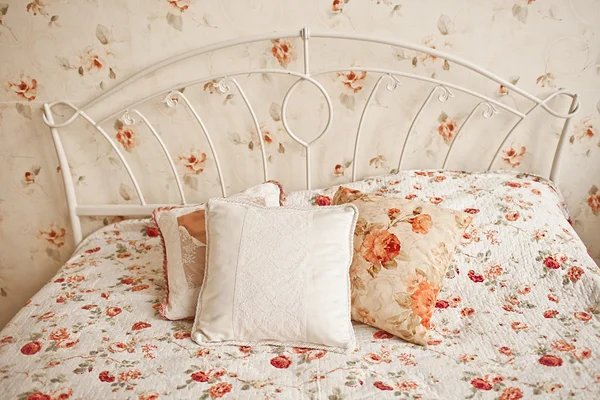 Cama vintage com travesseiro — Fotografia de Stock