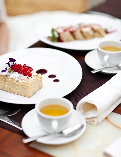 Napolyon kek ve çay ile Servis Kahvaltı — Stok fotoğraf