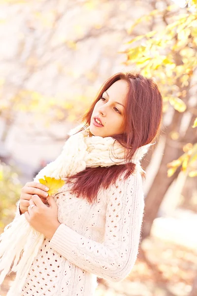 Porträt einer herbstlich lächelnden Frau mit Blättern — Stockfoto