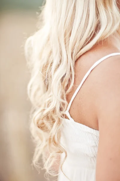 Blond długie włosy — Zdjęcie stockowe