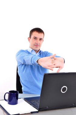 Genç iş adamı beyaz arka planda izole edildi