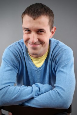 Genç iş adamı beyaz arka planda izole edildi