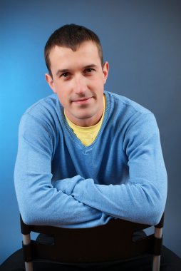 Genç iş adamı beyaz arka planda izole edildi