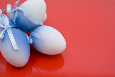 Kırmızı arka planda paskalya yumurtaları