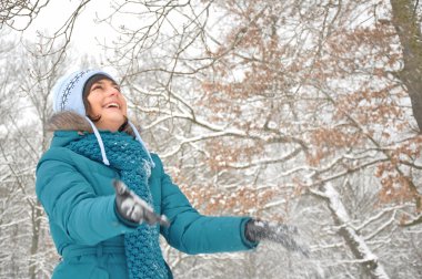 kar ile oynayan genç güzel kadın