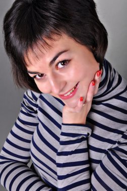 Güzel esmer kadın.