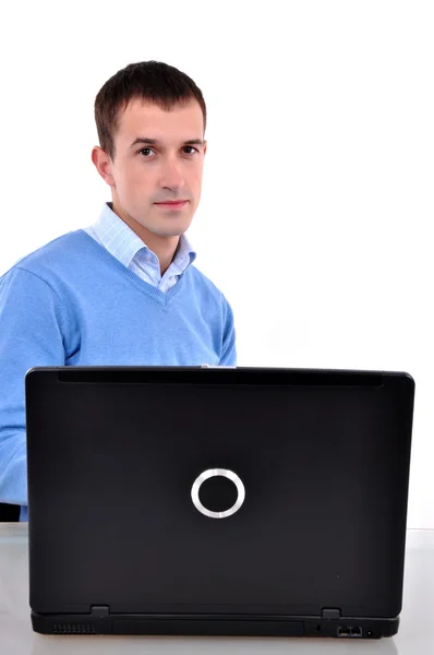 Jeune homme détendu au bureau — Photo