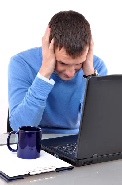 Cansado joven hombre de negocios con computadora — Foto de Stock