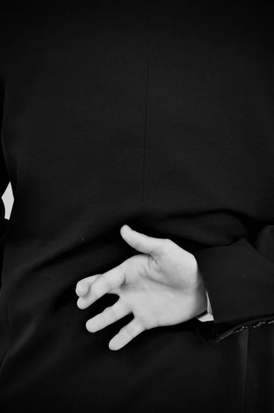 Biznesmen krzyżuje palce za jego plecami — Zdjęcie stockowe