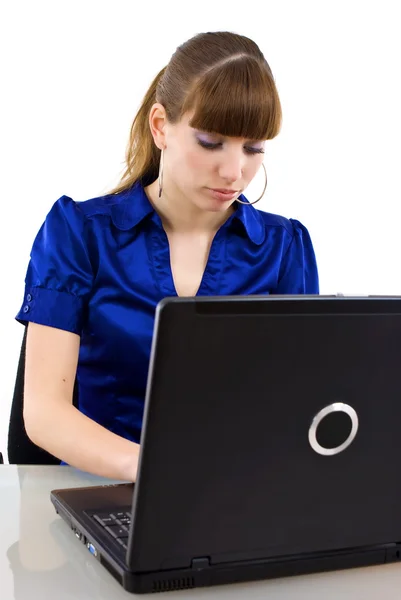 Mooie Kaukasische zakenvrouw die op laptop werkt — Stockfoto