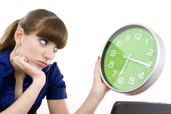 iş kadını elinde saatli.