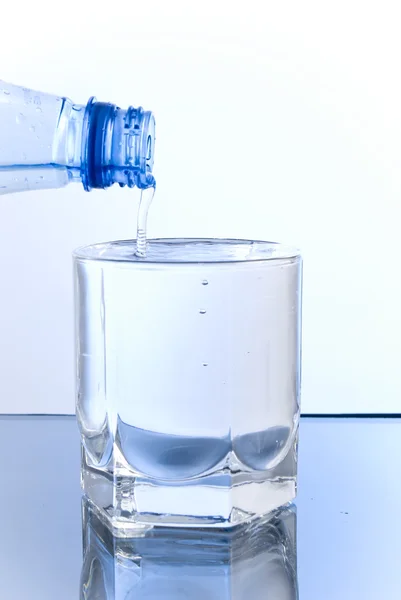 Glas water en fles — Stockfoto