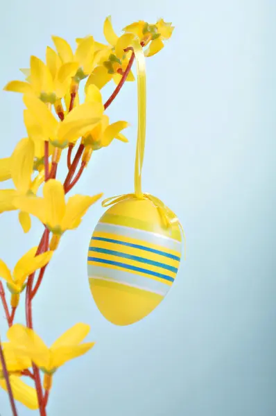 Cesto di Pasqua con uova dipinte — Foto Stock