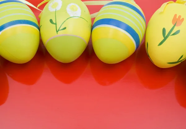 Velikonoční vajíčka na červeném pozadí — Stock fotografie