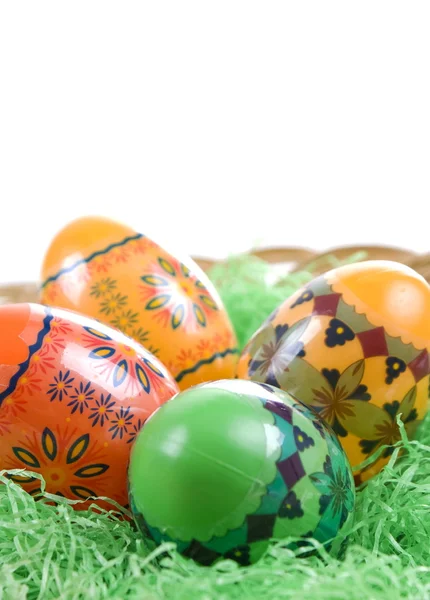 Barevné velikonoční vajíčka na zelené trávě — Stock fotografie