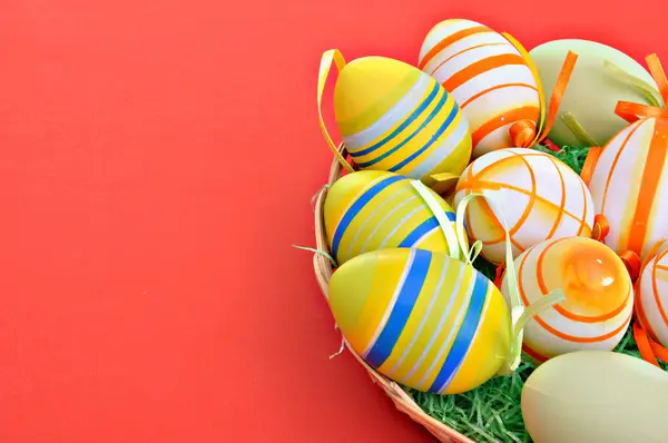 Colorful Easter Eggs on green Grass — Stock Photo, Image