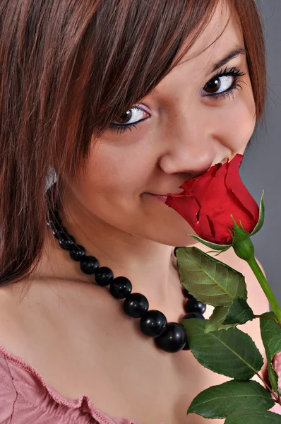 Hermosa mujer con rosa roja aislada en blanco — Foto de Stock