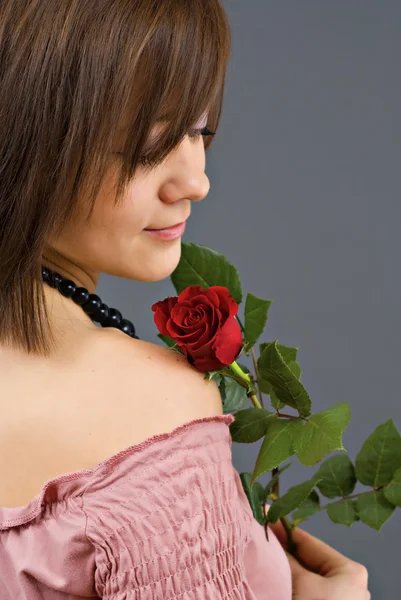 Bella donna con rosa — Foto Stock