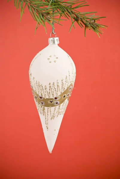 Closeup φωτογραφία του ένα ωραίο πολύχρωμο μπιχλιμπίδι διακόσμηση Χριστούγεννα κρέμεται από το χριστουγεννιάτικο δέντρο. απομονωθεί σε λευκό. — Φωτογραφία Αρχείου