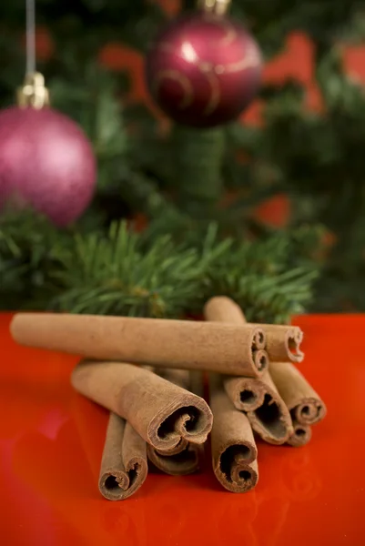 Ramo decorativo com bolas de Natal — Fotografia de Stock