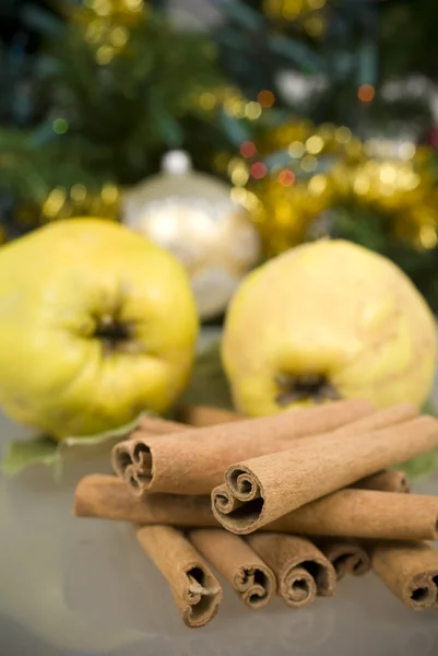 Cinnamon and apples — Stock Photo, Image