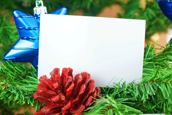Estrella azul y cono en árbol de Navidad —  Fotos de Stock