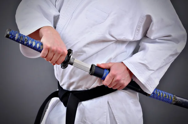 Enthousiaste de voir katana ouvert individuel une épée japonaise à un seul tranchant — Photo