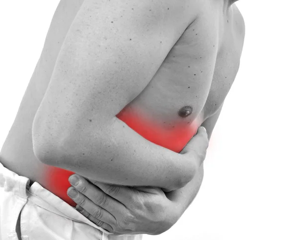 Güçlü mide ağrısı olan genç bir adam.