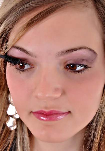 Beautiful woman applying mascara — Stock Photo, Image