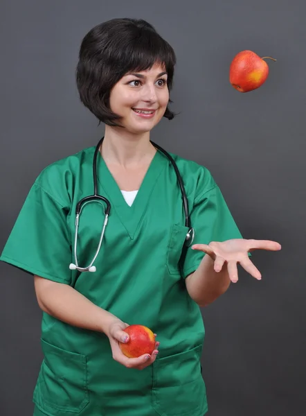 Привлекательная женщина-врач — стоковое фото