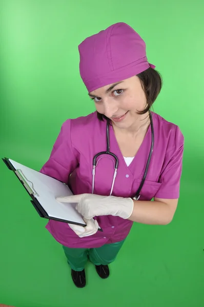 Menina atraente médico sorrindo isolado no branco — Fotografia de Stock