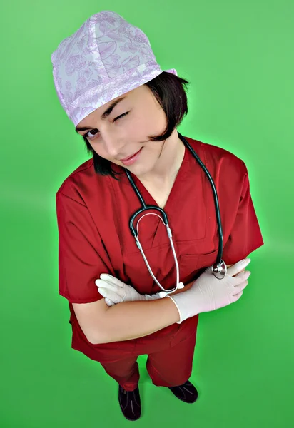 Menina atraente médico sorrindo isolado no branco — Fotografia de Stock