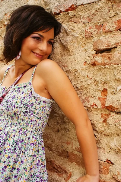 Giovane bella ragazza in piedi al muro — Foto Stock