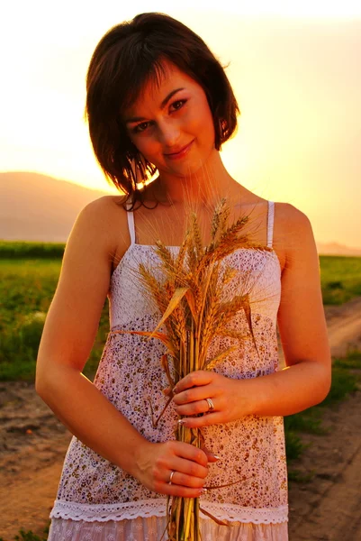 Güzel genç kız onun elinde buğday ile — Stok fotoğraf